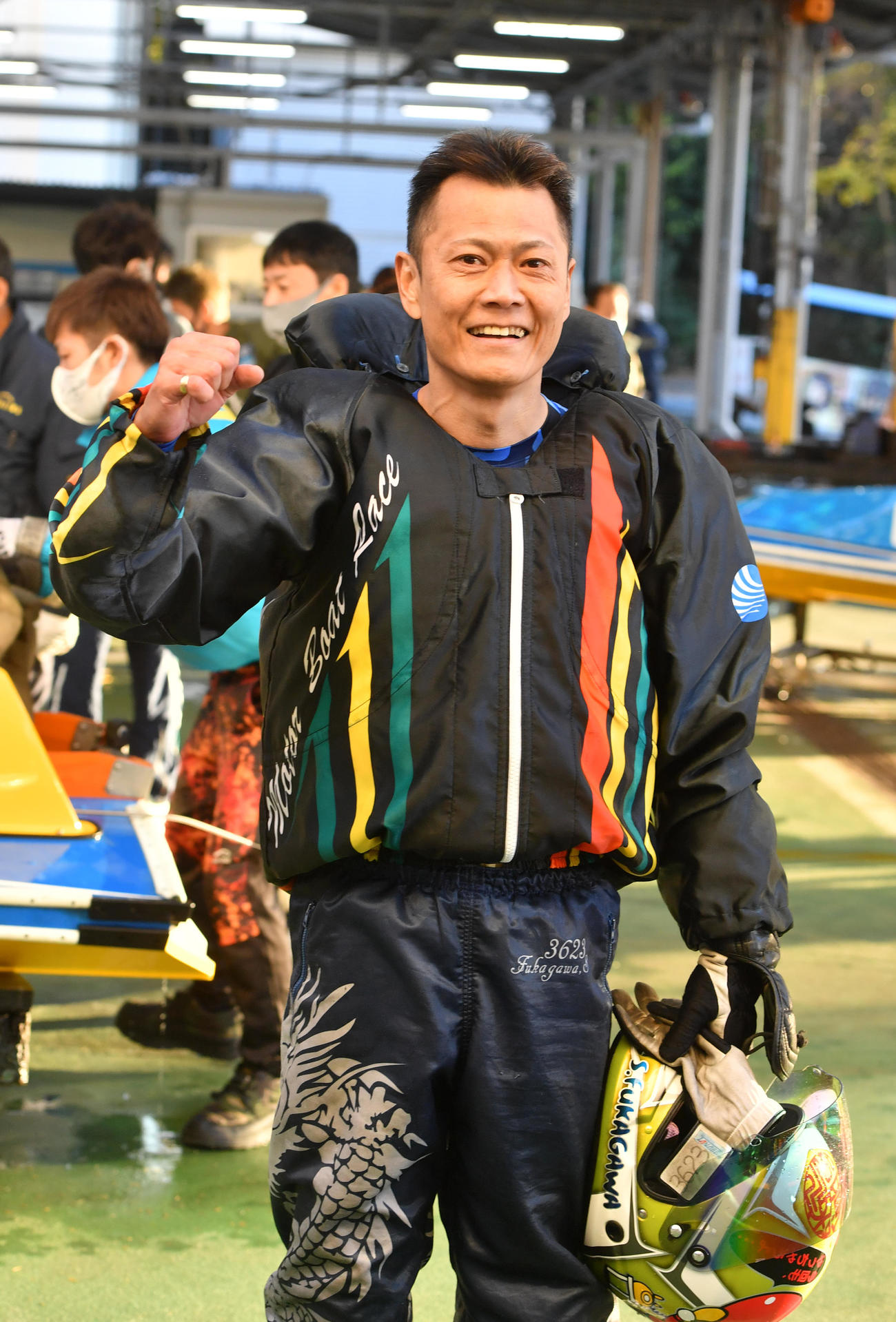 シリーズ優勝戦に勝利しガッツポーズする深川真二（撮影・柴田隆二）