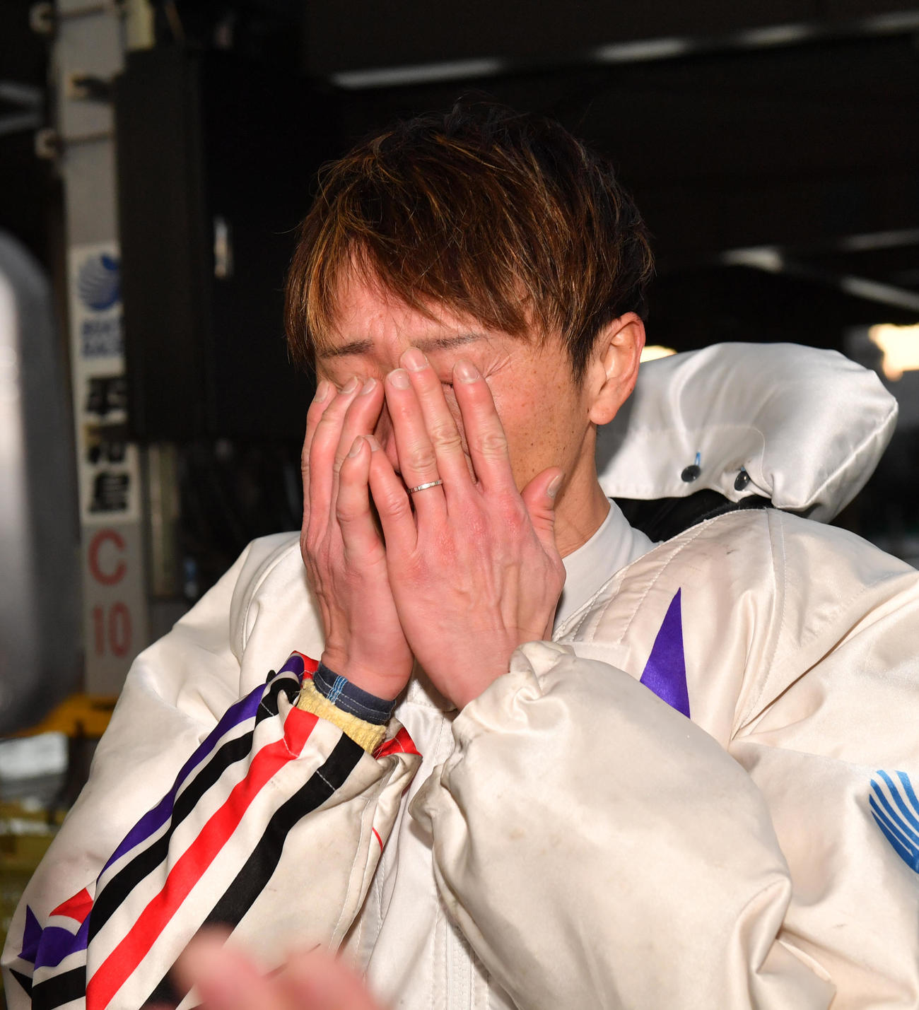 グランプリ優勝に号泣する峰竜太（撮影・柴田隆二）