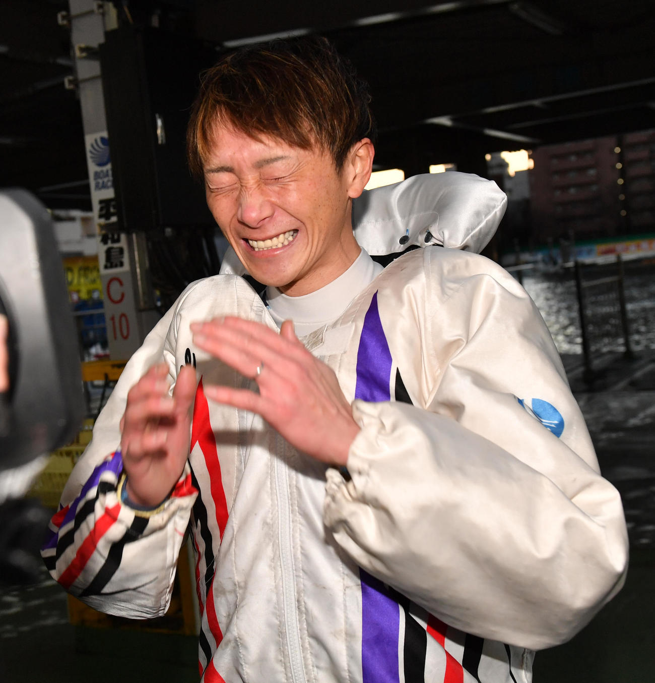 グランプリ優勝に号泣する峰竜太（撮影・柴田隆二）
