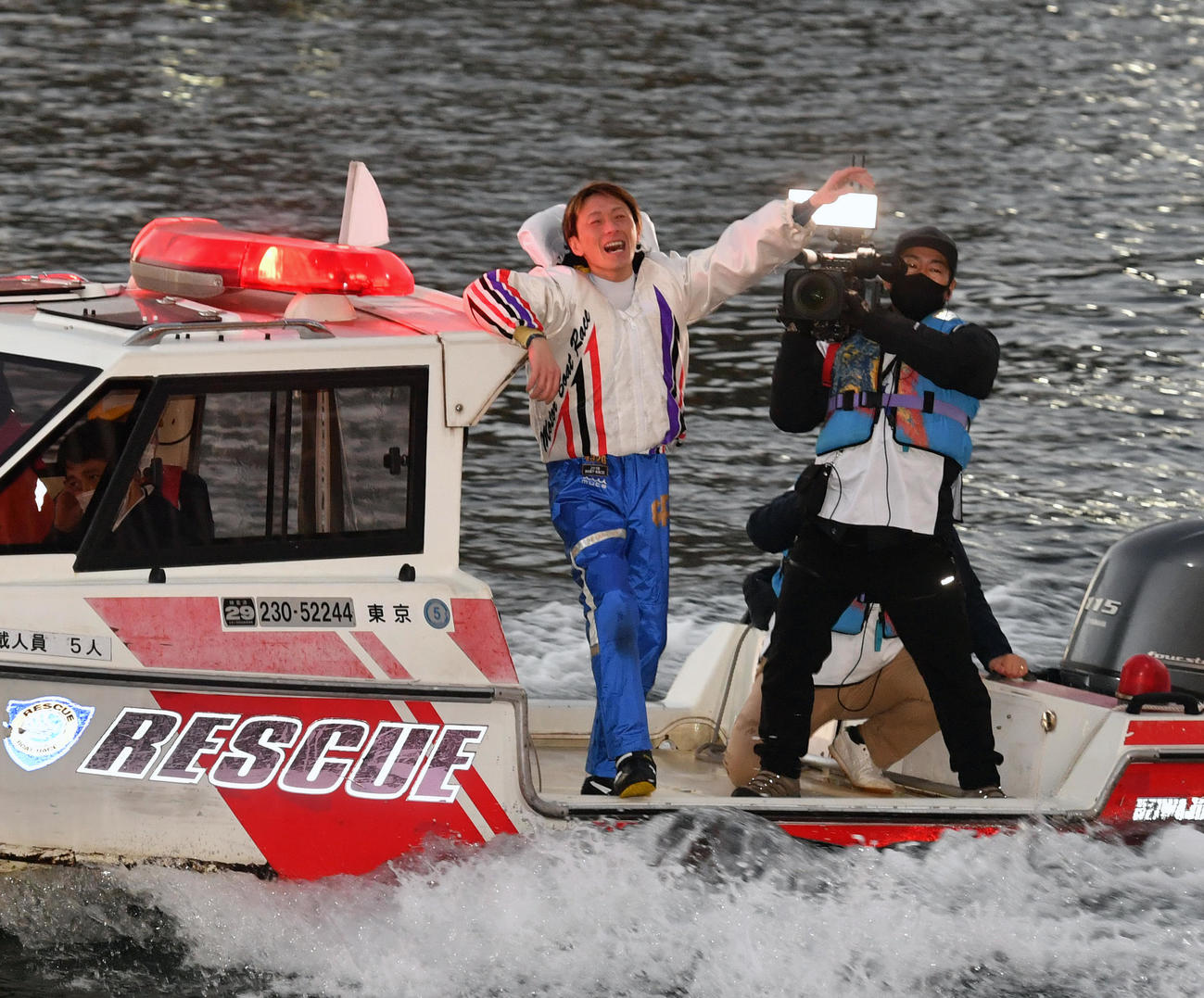 グランプリ優勝でウイニングランする峰竜太（撮影・柴田隆二）