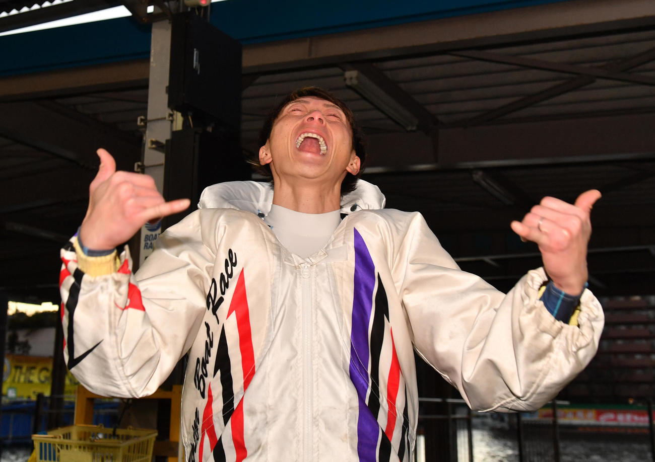 グランプリ優勝に絶叫する峰竜太（撮影・柴田隆二）