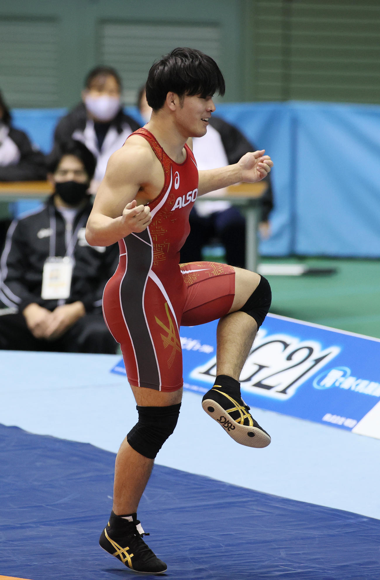男子フリースタイル92キロ級で優勝し、NiziUの縄跳びダンスを踊りながら喜ぶ高谷（代表撮影）