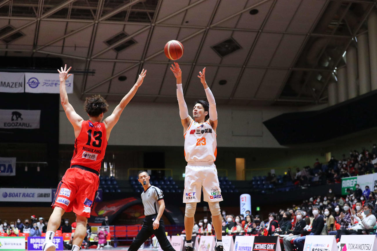 第3Q、シュートを放つ新潟SG佐藤（右）（C）B．LEAGUE