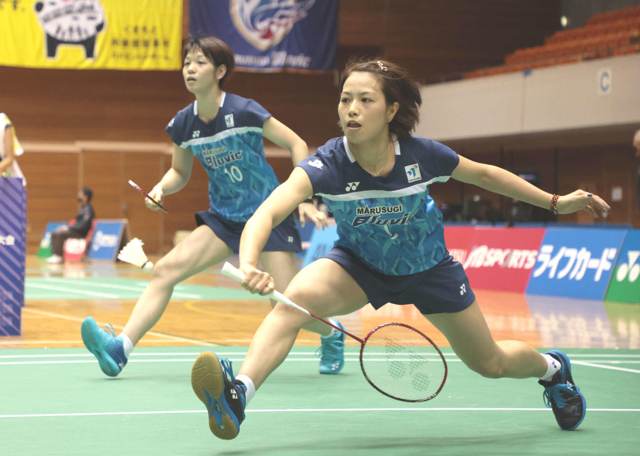 女子ダブルス1回戦でプレーする福島由紀（右）、広田彩花組（代表撮影）