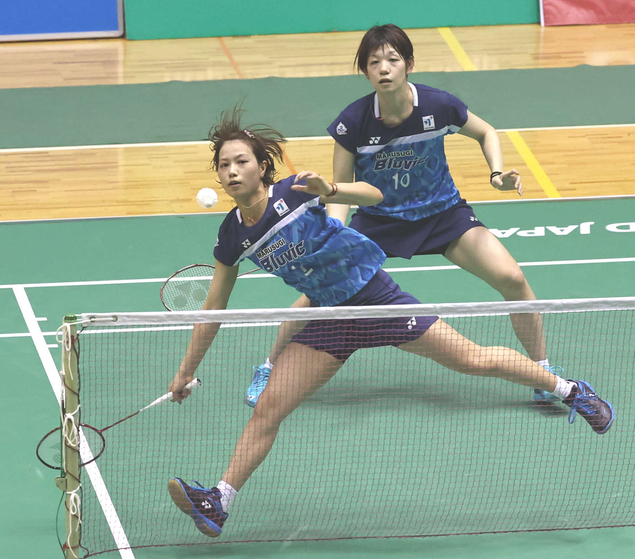 女子ダブルス1回戦でプレーする福島由紀（手前）、広田彩花組（代表撮影）