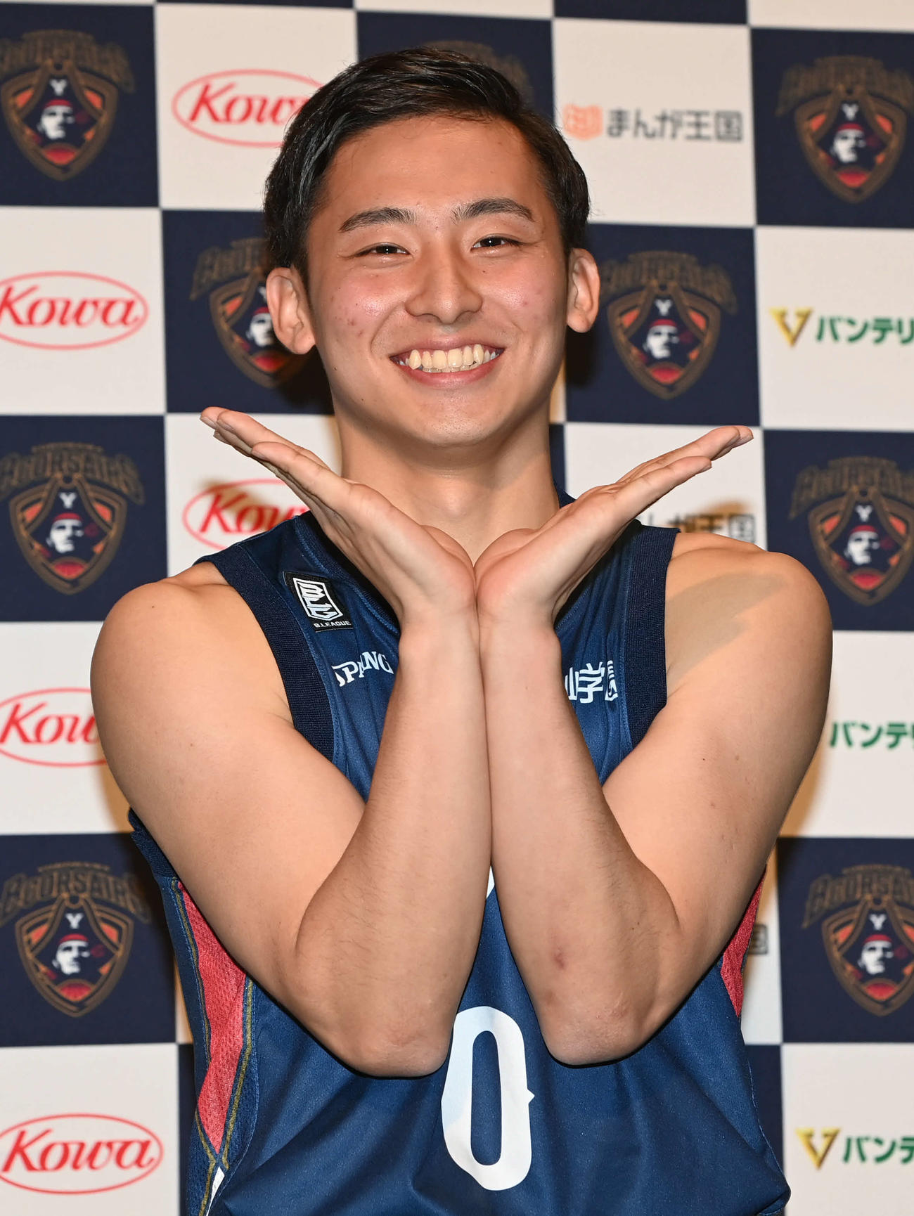横浜に特別指定選手で入団した河村は笑顔で「Yポーズ」（撮影・山崎安昭）