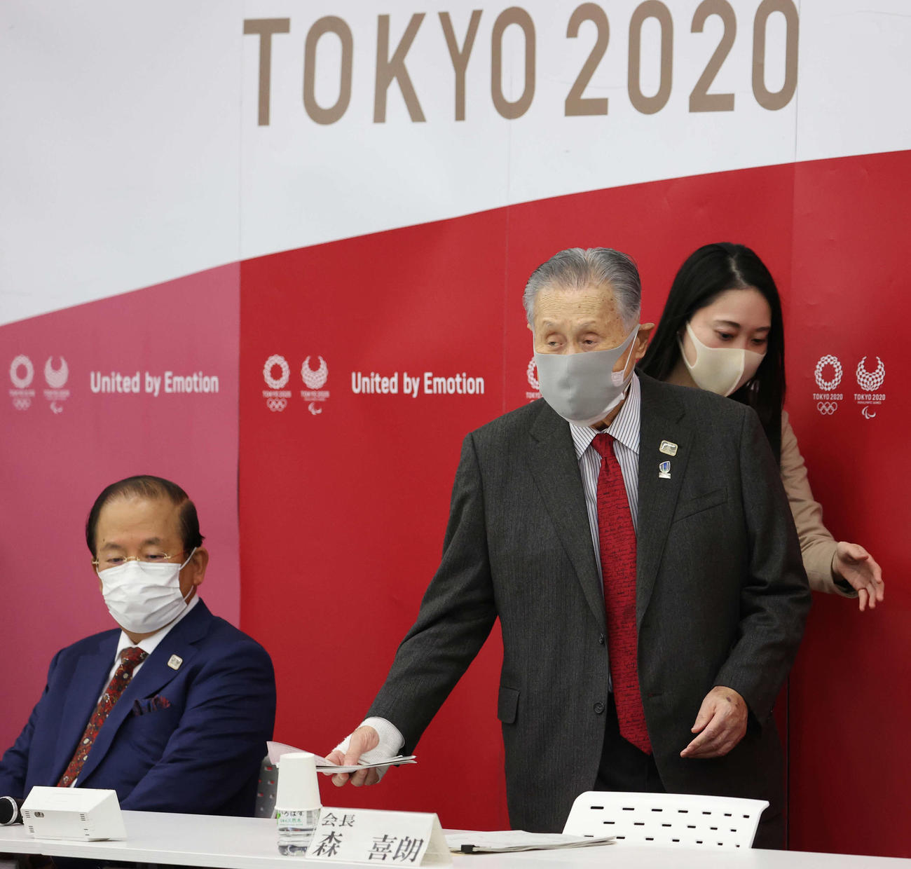 東京五輪・パラリンピック大会組織委員会の理事会に臨む森喜朗会長（右）。左は武藤敏郎事務総長（代表撮影）