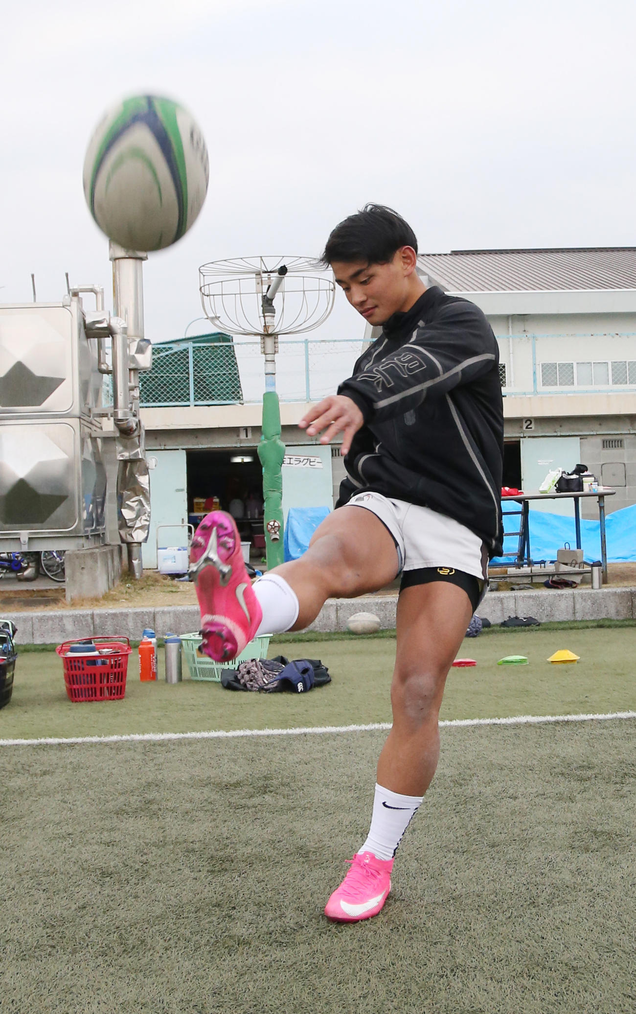 キック練習を行う佐賀工SO徳永優太（撮影・菊川光一）