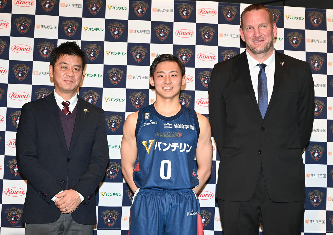 横浜に特別指定選手で入団した河村（中央）はミリングHC（右）、植田社長兼GMと記念撮影（撮影・山崎安昭）