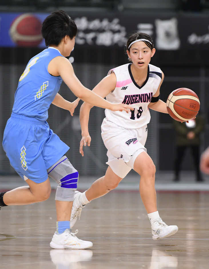 高岡第一対鵠沼　第2Q、ドリブルする鵠沼・岩切（右）（C）JBA