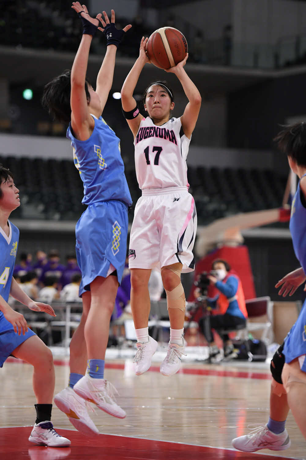 高岡第一対鵠沼　第4Q、シュートを放つ鵠沼・野坂（右）（C）JBA