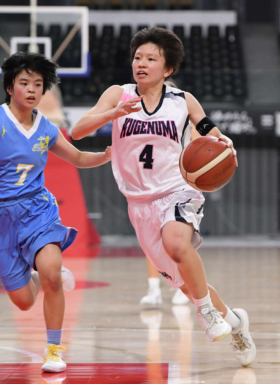 高岡第一対鵠沼　第2Q、ドリブルで切り込む鵠沼・吉田。左は高岡第一・春日（C）JBA