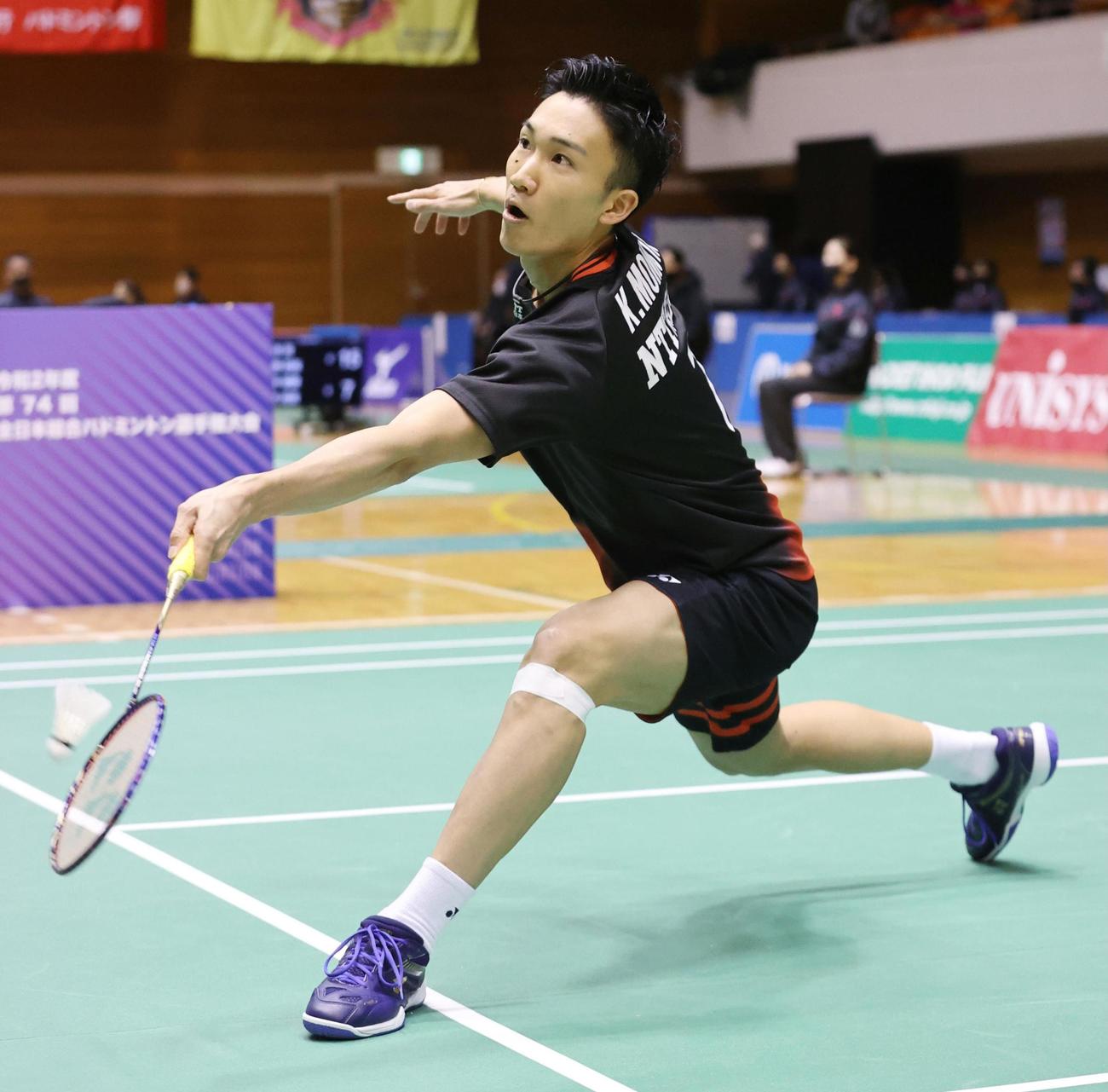 バドミントンの全日本総合選手権で実戦復帰し、プレーする男子シングルスの桃田賢斗（代表撮影）