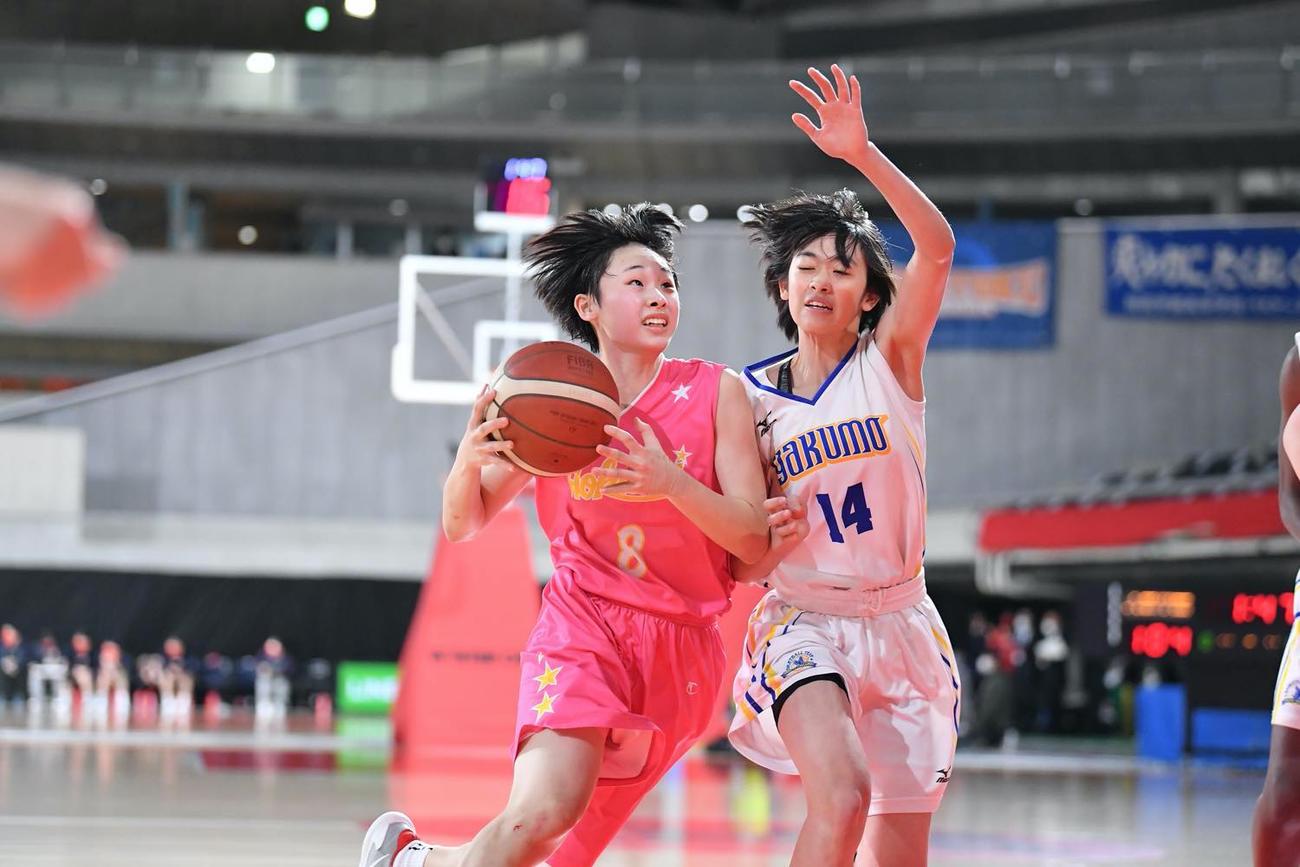 八雲学園対北星学園女　第4Q、ドリブルで切り込む北星学園女・小坂（左）（C）JBA