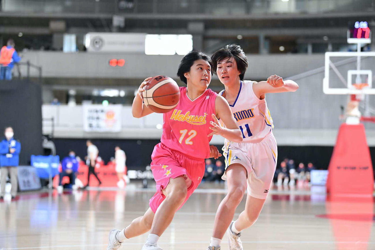 八雲学園対北星学園女　第4Q、ドリブルで攻める北星学園女・石塚（C）JBA