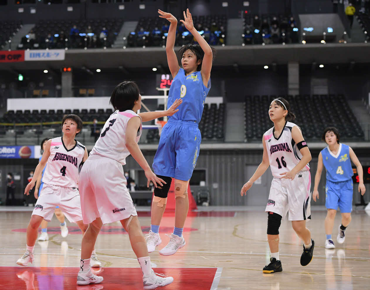 ウインターカップ女子　高岡第一対鵠沼　第1Q、シュートを放つ高岡第一・土合（中央）（C）JBA