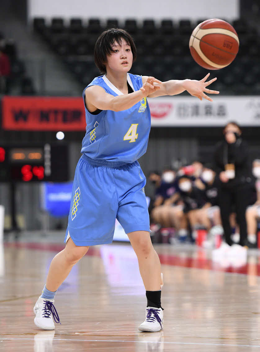 高岡第一対鵠沼　第3Q、パスを出す高岡第一・笹山（C）JBA
