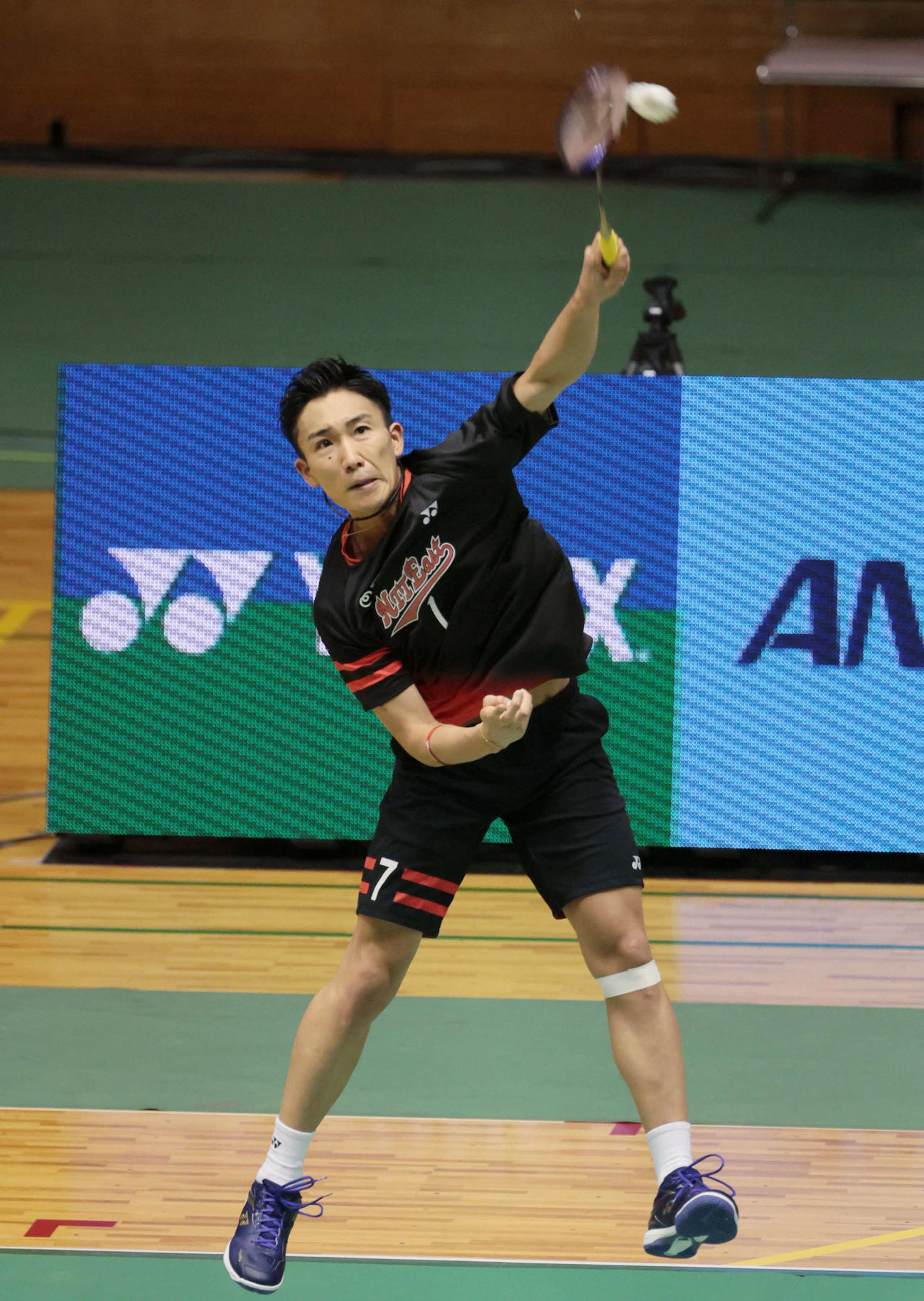 男子シングルス1回戦でプレーする桃田（代表撮影）