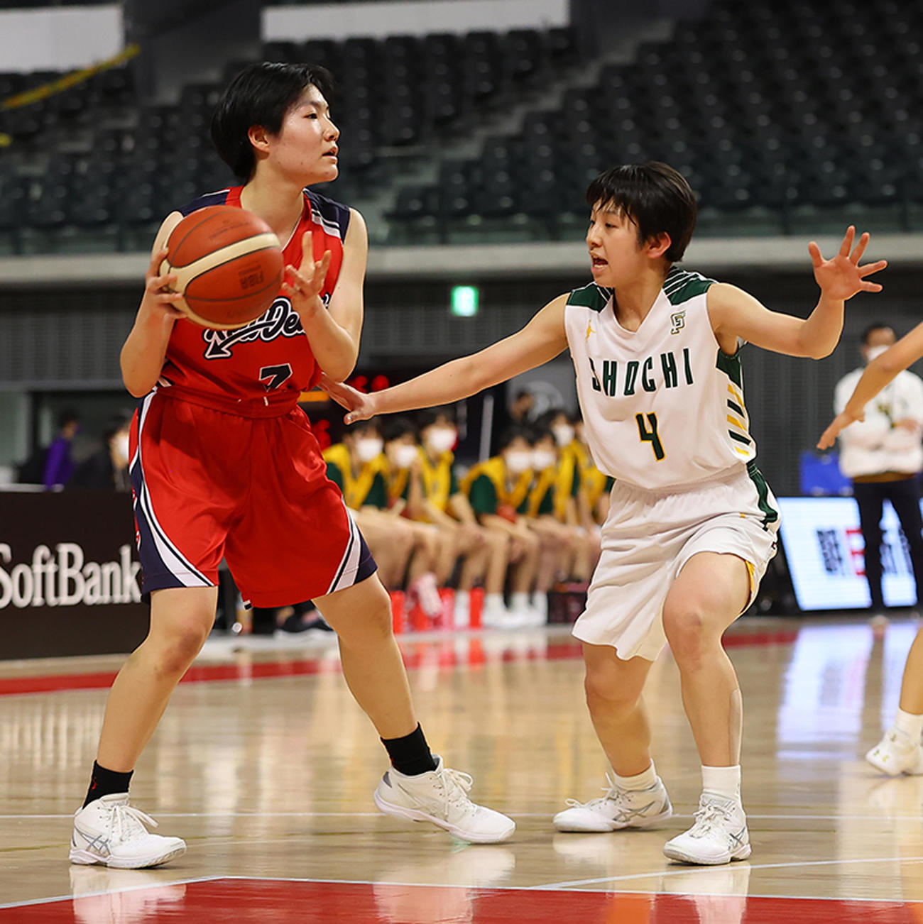 正智深谷対奈良文化　第1Q、競り合う奈良文化・河井（左）と正智深谷・網野（C）JBA