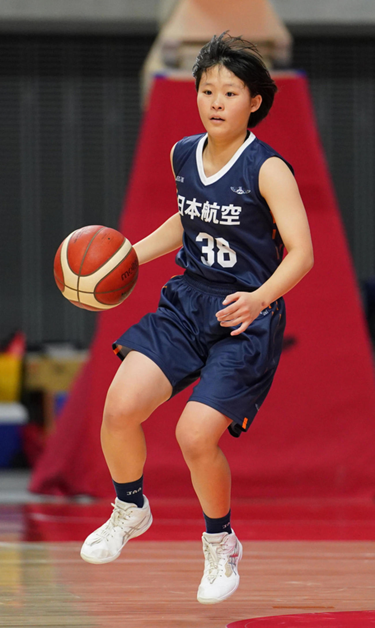 大阪薫英女学院対日本航空　第1Q、ドリブルする日本航空・木村（C）JBA