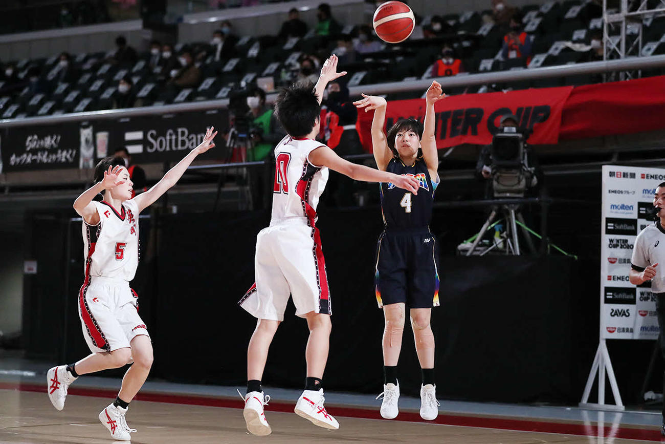 英明対佼成学園女子　第3Q、シュートを放つ佼成学園女子・太田（右）（C）JBA