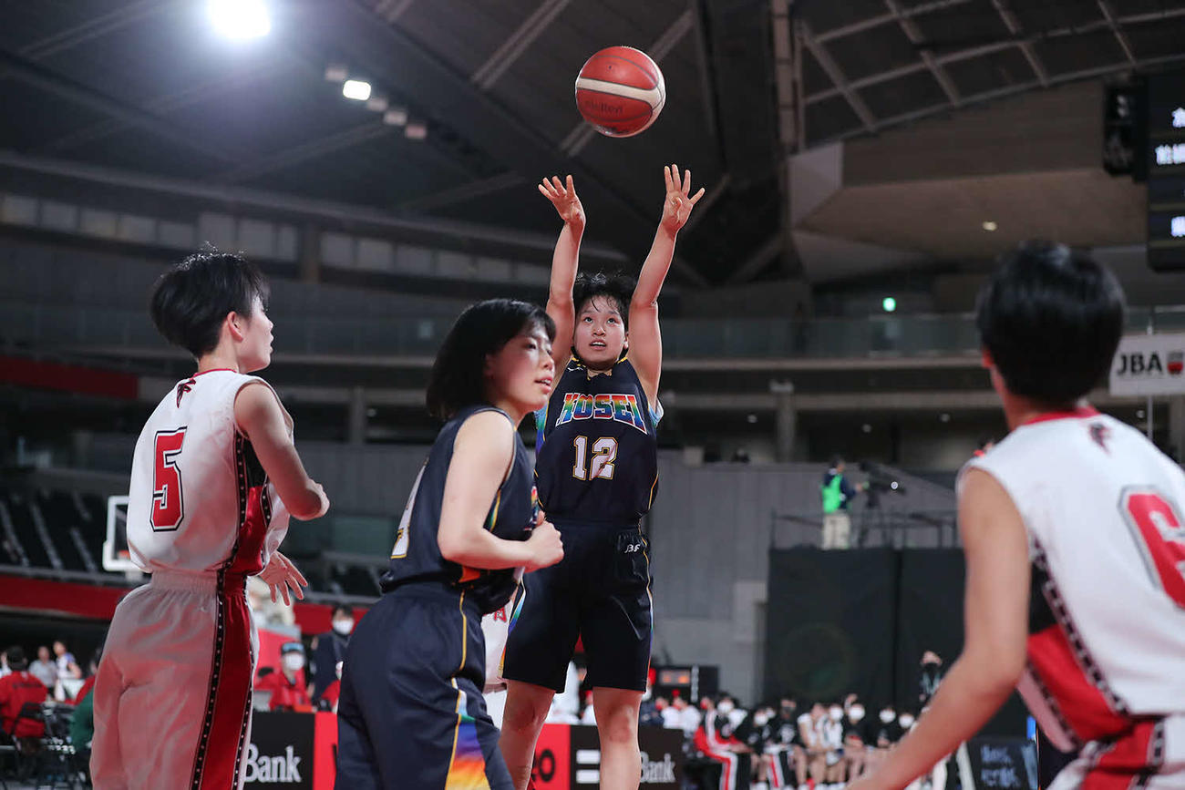 英明対佼成学園女子　第3Q、シュートを放つ佼成学園女子・多田（中央）（C）JBA