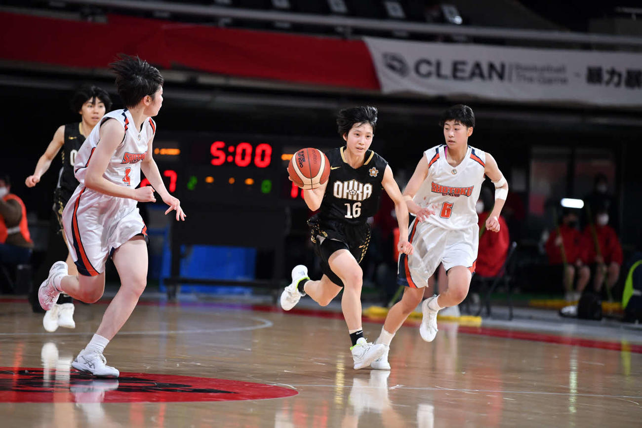 松徳学院対桜花学園　第4Q、ドリブルで攻める桜花学園・横山（C）JBA