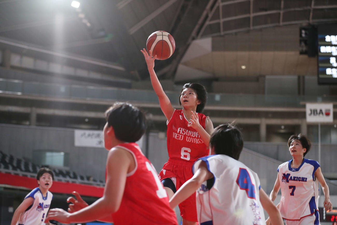 市前橋対足羽　第1Q、シュートを放つ足羽・漆原（中央）（C）JBA