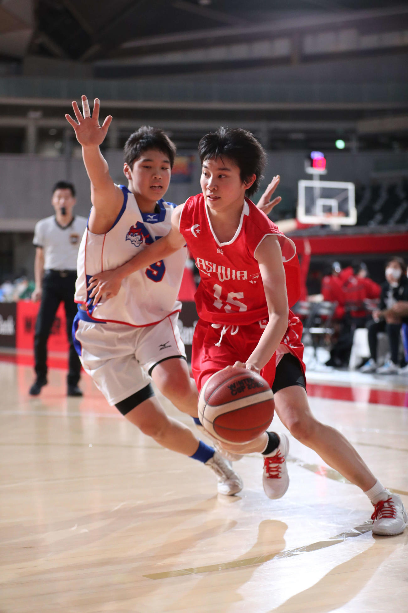 市前橋対足羽　第1Q、ドリブルで攻める足羽・山村（右）（C）JBA