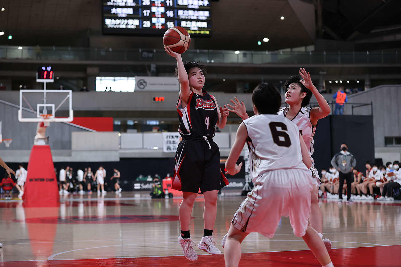 大阪桐蔭対郡山商　第2Q、シュートを放つ郡山商・佐藤（C）JBA