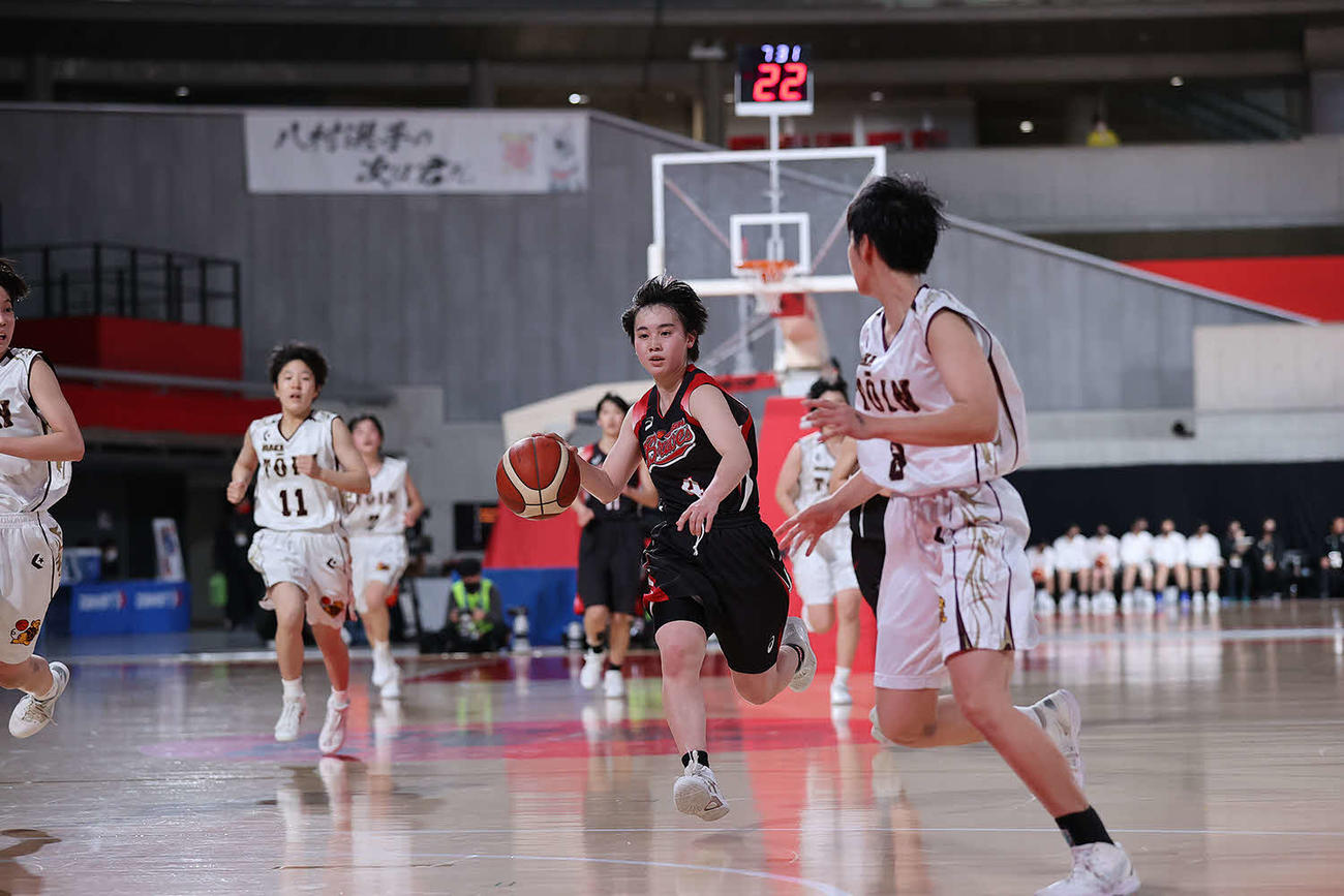 大阪桐蔭対郡山商　第2Q、ドリブルで攻める郡山商・佐藤（C）JBA