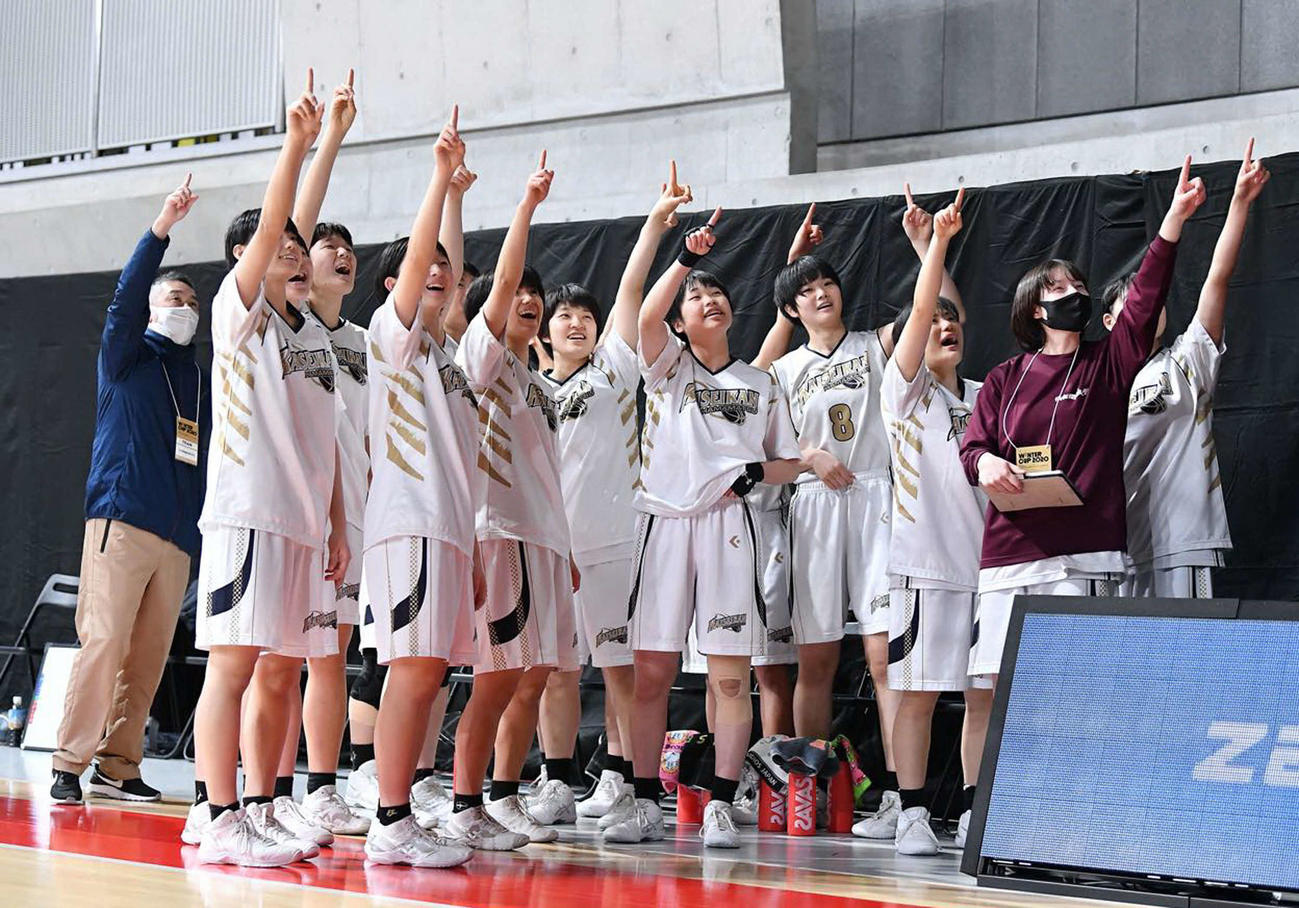 応援席へあいさつする浜松開誠館の選手たち