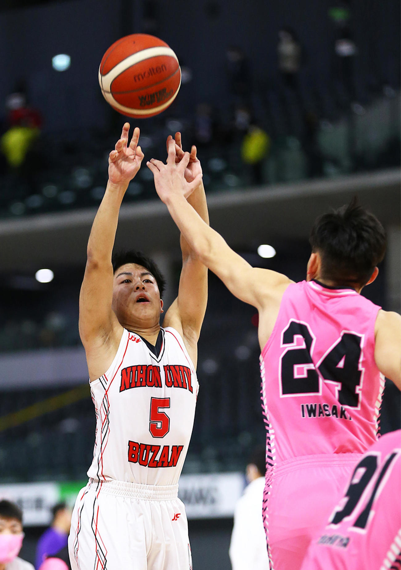 日大豊山対桜丘　第1Q、シュートを放つ日大豊山・粕尾（C）JBA