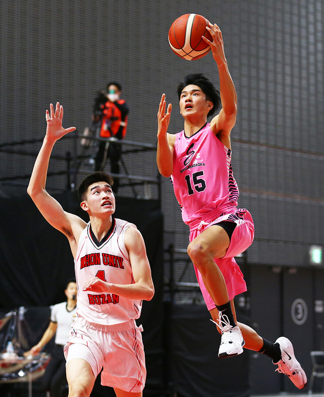 日大豊山対桜丘　第2Q、シュートを放つ桜丘・松野（右）。左は日大豊山・新沼（C）JBA