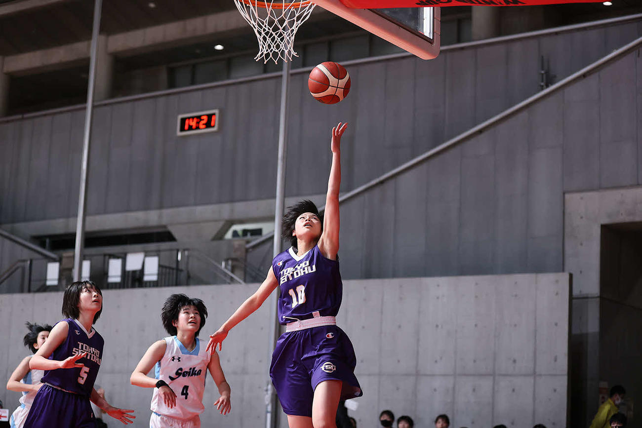精華女対東京成徳大高　第1Q、シュートを放つ東京成徳大高・佐坂（C）JBA