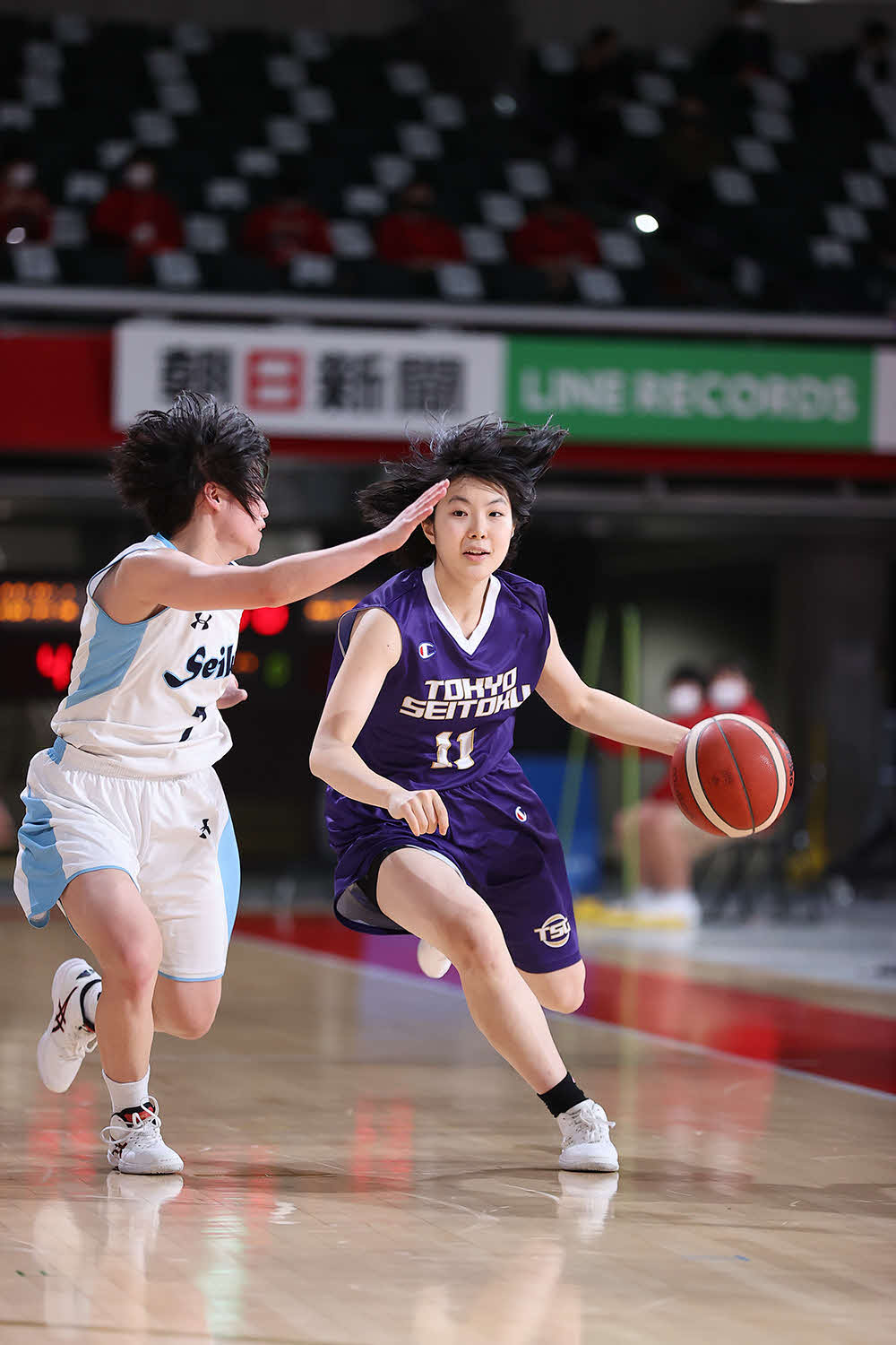 精華女対東京成徳大高　第3Q、ドリブルで攻める東京成徳大高・増子（右）（C）JBA