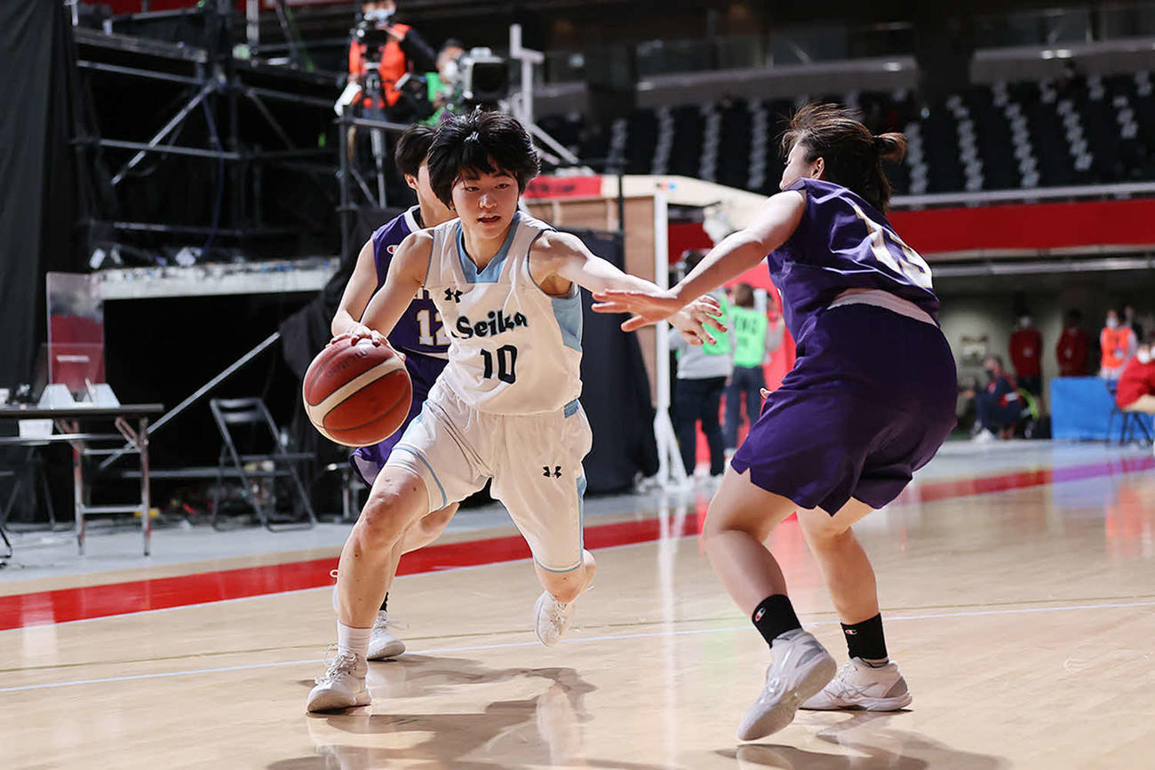 精華女対東京成徳大高　第4Q、シュートを放つ精華女・倉掛（左）（C）JBA