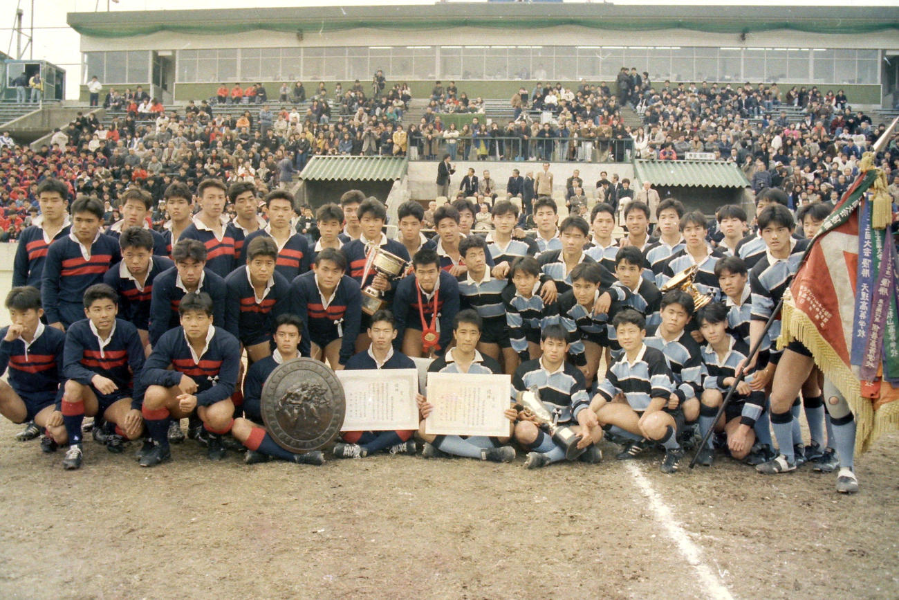 89年1月、同時優勝となり、記念撮影をする茗渓学園と大工大高の選手たち