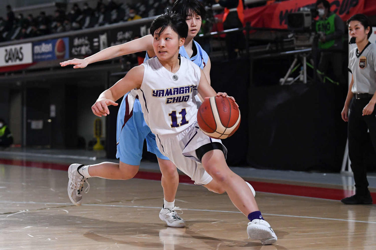 山形中央対白鵬女　第1Q、ドリブルで攻める山形中央・島村（C）JBA
