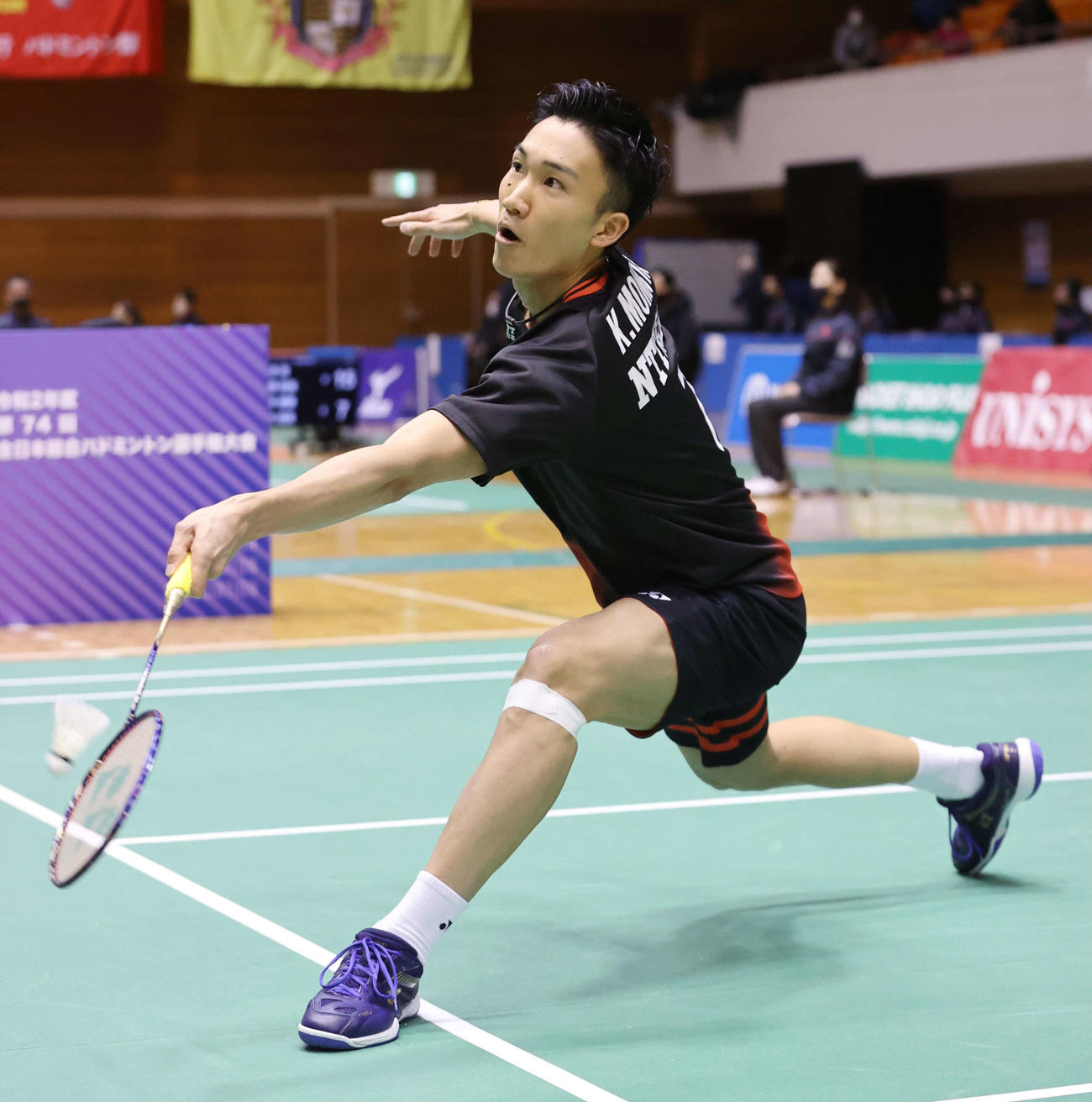 男子シングルス1回戦でプレーする桃田（代表撮影）