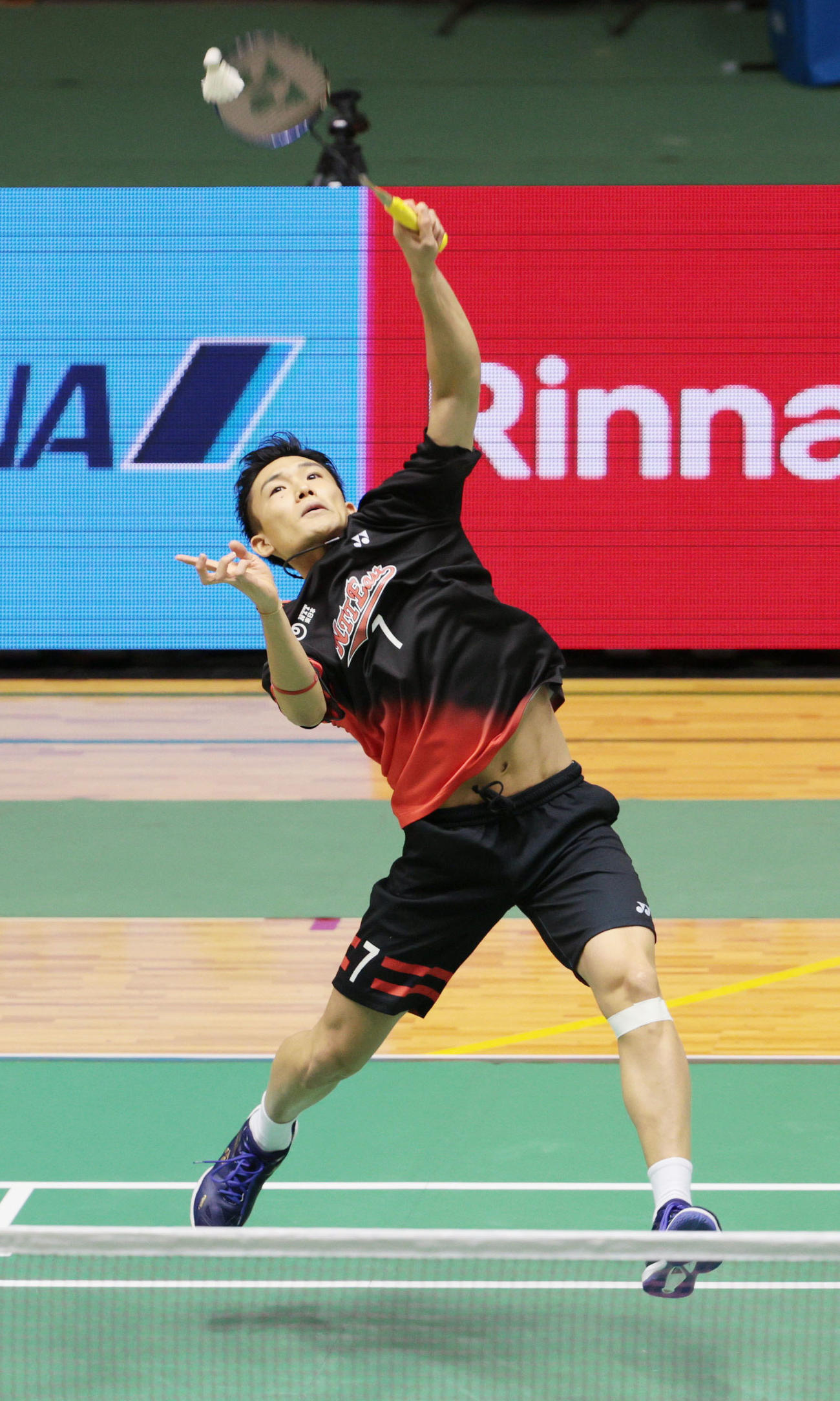 バドミントンの全日本総合選手権で実戦復帰し、プレーする男子シングルスの桃田賢斗（代表撮影）