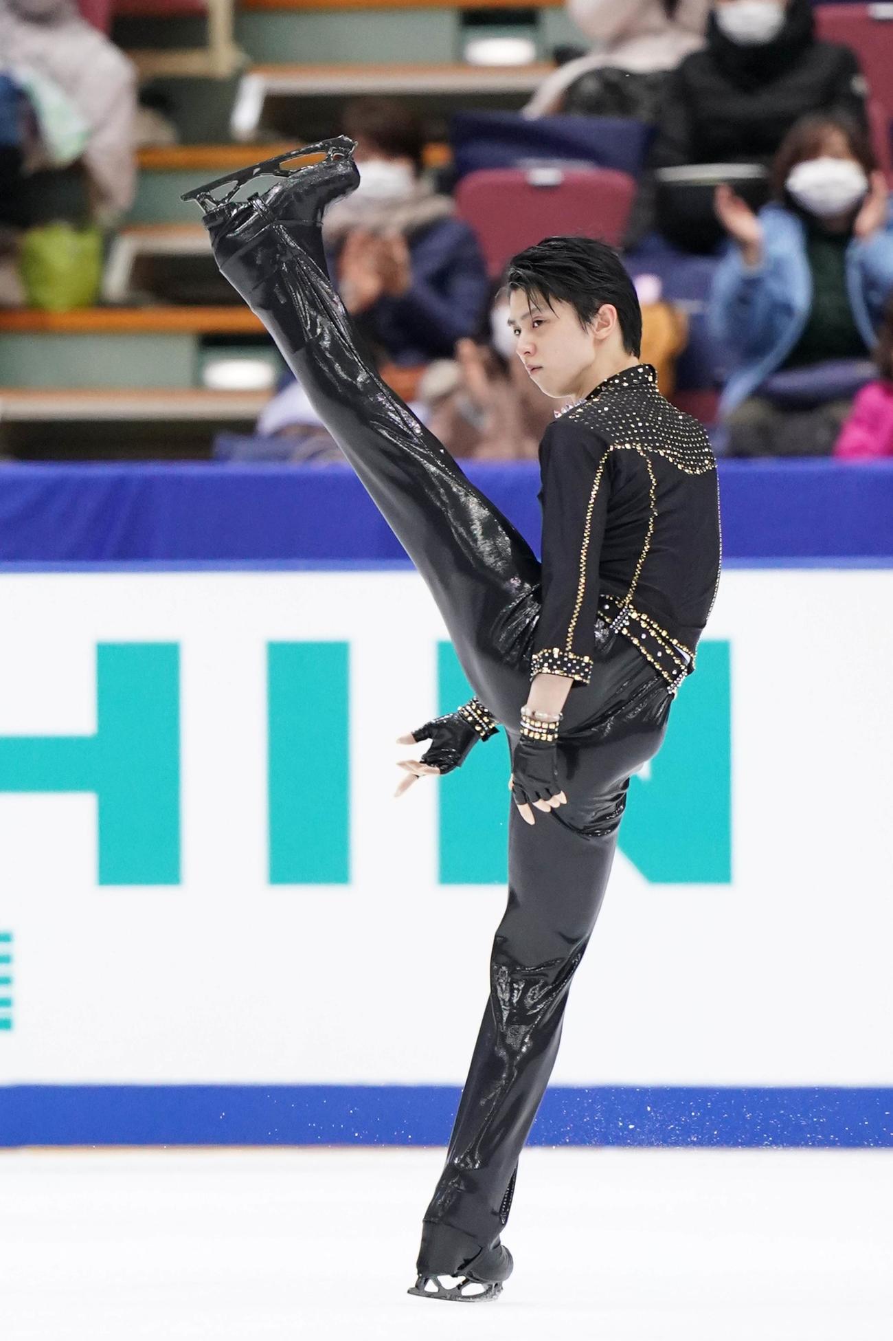 全日本フィギュアスケート選手権　男子SPで演技する羽生（代表撮影）