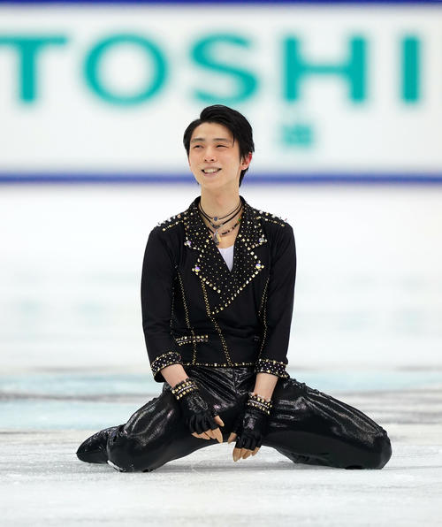 全日本フィギュアスケート選手権　男子SPの演技を終え、笑顔を見せる羽生（代表撮影）