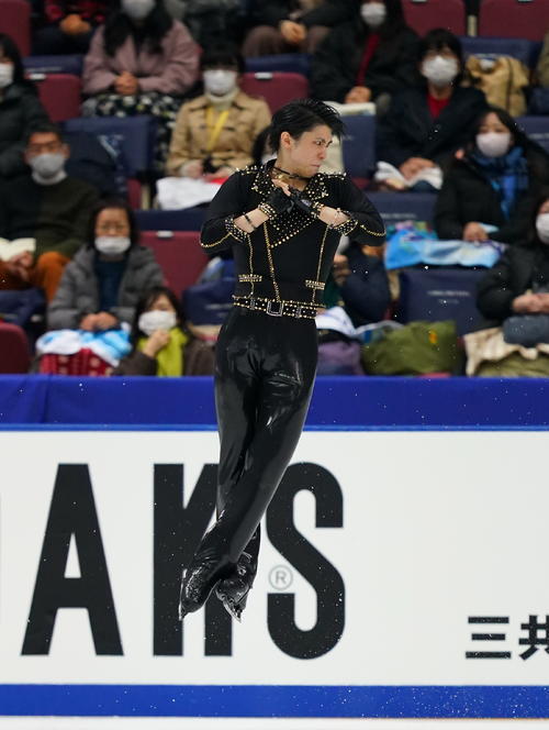 全日本フィギュアスケート選手権　男子SPで演技をする羽生（代表撮影）