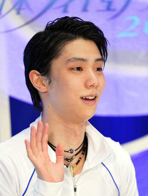 全日本フィギュアスケート選手権　男子SPの演技を終え、「キス・アンド・クライ」で手を振る羽生（代表撮影）