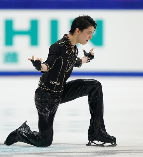 全日本フィギュアスケート選手権　男子SPで演技をする羽生（代表撮影）
