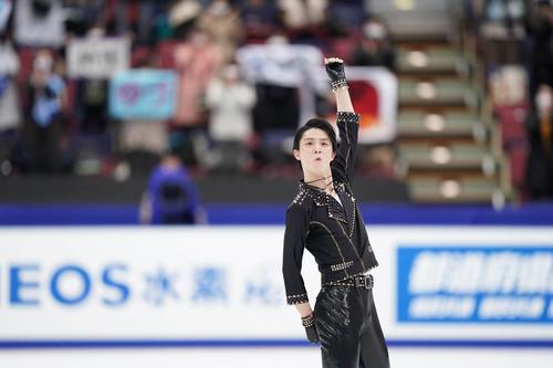 全日本フィギュアスケート選手権　男子SPの演技を終えて歓声に応える羽生（代表撮影）