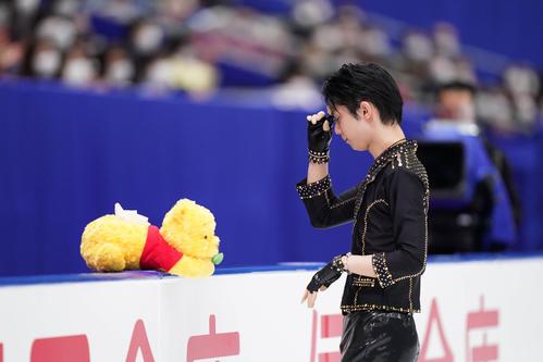 全日本フィギュアスケート選手権　男子SPの演技の前に集中力を高める羽生（代表撮影）