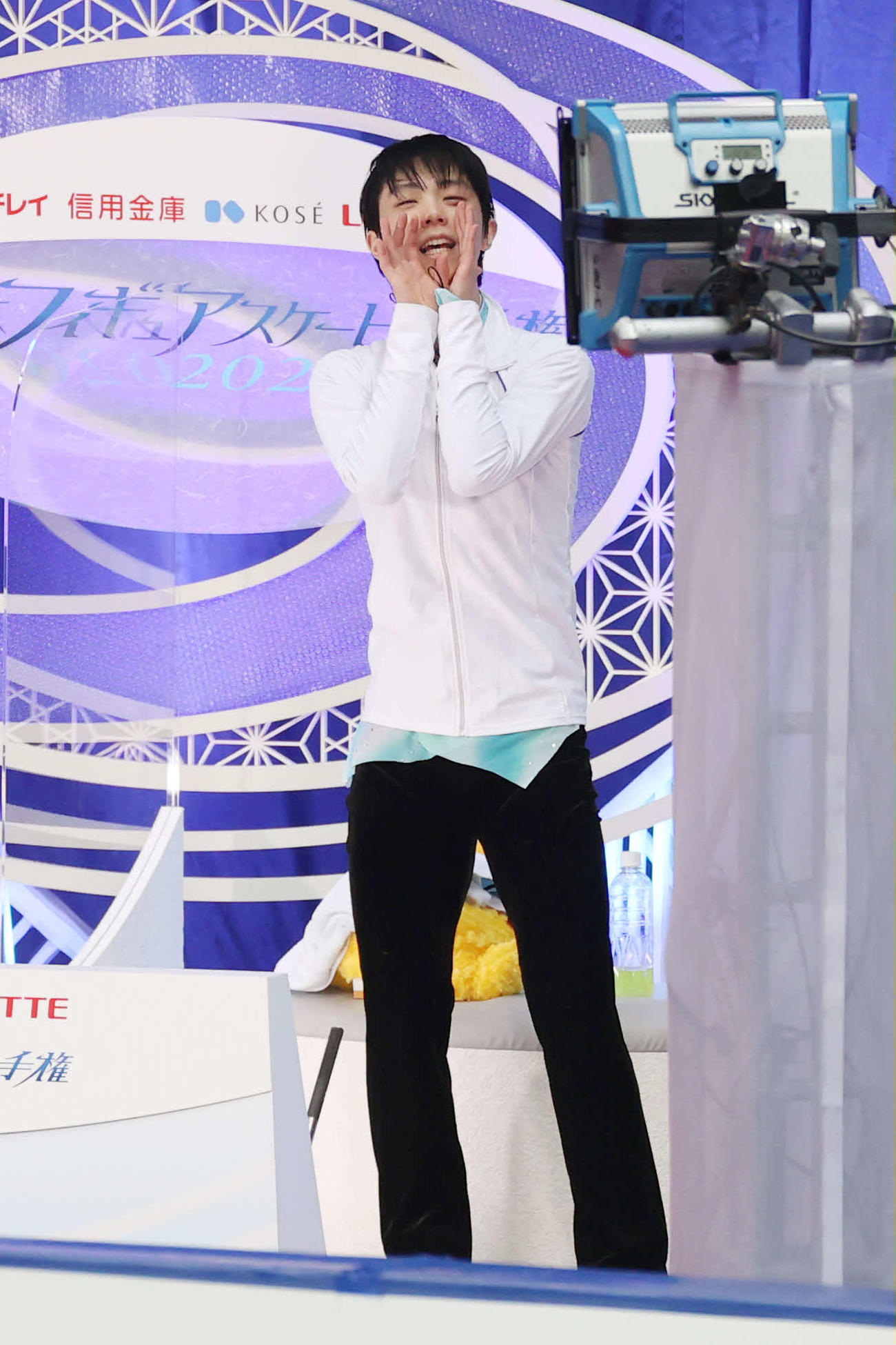 優勝した羽生は大声で観客にあいさつ（代表撮影）