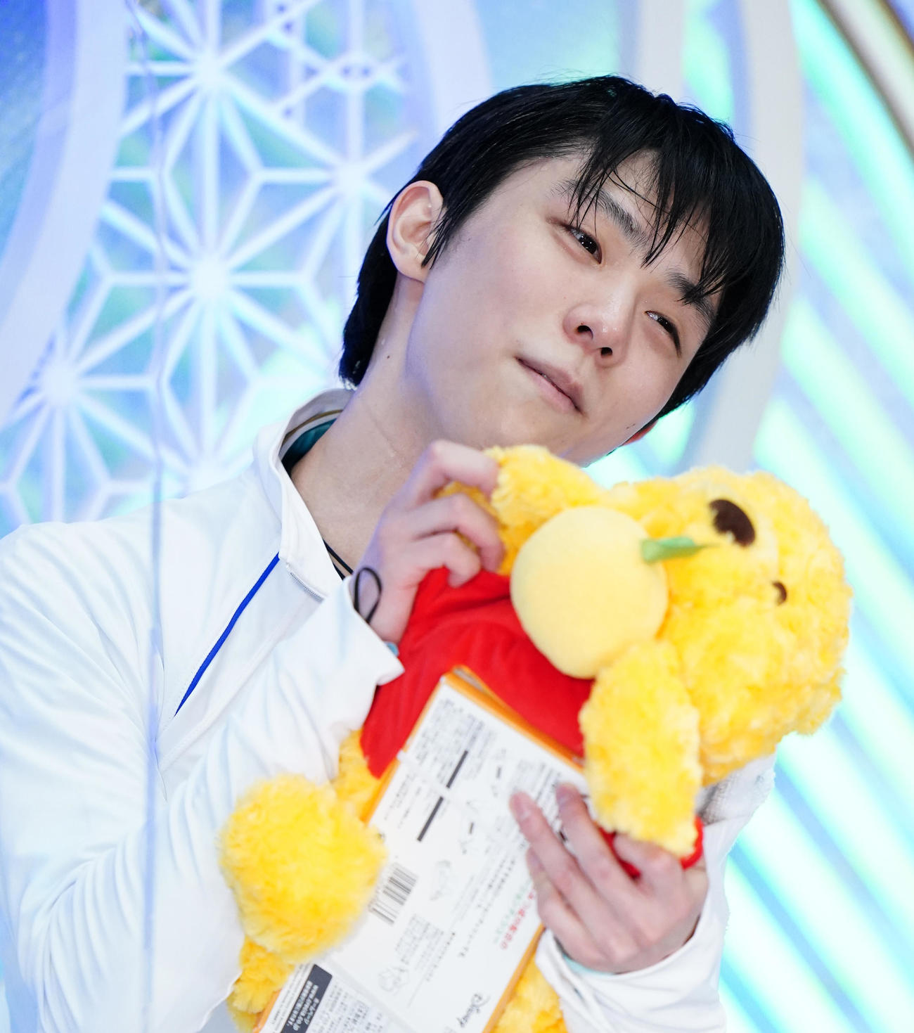 全日本フィギュアスケート選手権　男子フリーの演技を終え、「キス・アンド・クライ」で笑顔を見せる羽生（代表撮影）